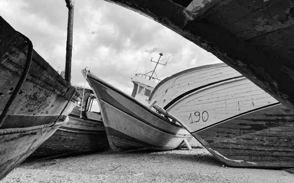 古い木製の釣りボート陸上 — ストック写真