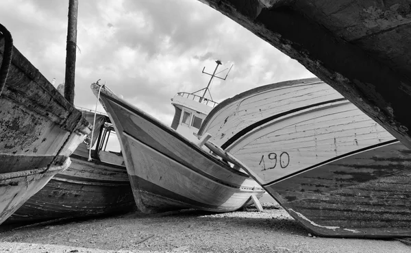 Eski ahşap balıkçı tekneleri karaya — Stok fotoğraf