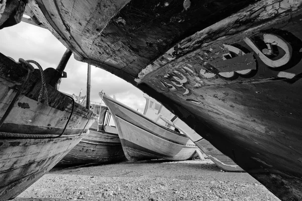 Viejos barcos pesqueros de madera en tierra — Foto de Stock