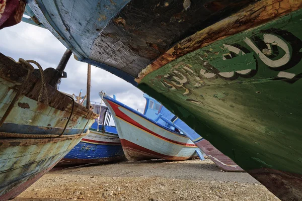 Velhos barcos de pesca de madeira em terra — Fotografia de Stock