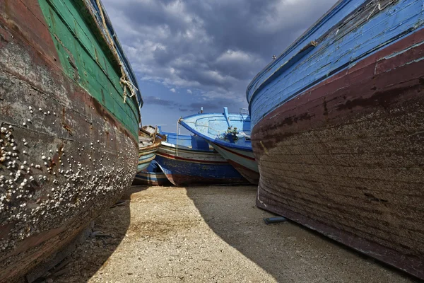 Old wooden fishing boats ashore — Stock Photo, Image