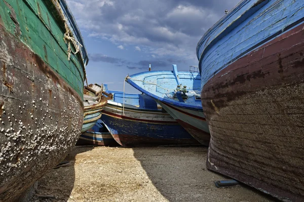 Viejos barcos pesqueros de madera en tierra — Foto de Stock