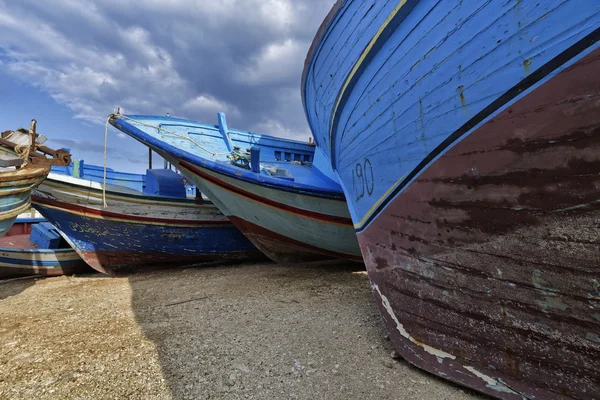 Velhos barcos de pesca de madeira em terra — Fotografia de Stock