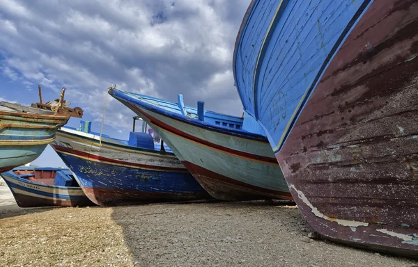 Viejos barcos pesqueros de madera en tierra —  Fotos de Stock