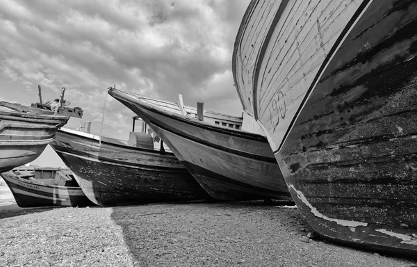 古い木製の釣りボート陸上 — ストック写真
