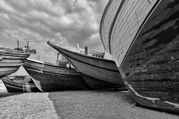 Old wooden fishing boats ashore — Stock Photo, Image