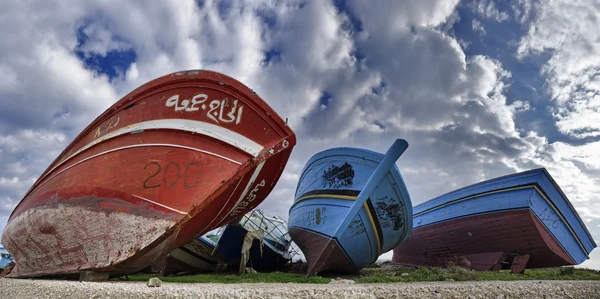 Старые деревянные рыболовные лодки на берегу — стоковое фото