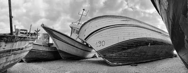 Old wooden fishing boats ashore — Stock Photo, Image