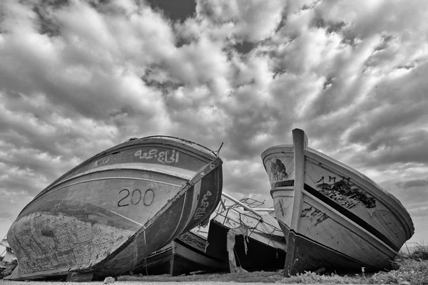 Old wooden fishing boats ashore — Stock Photo, Image