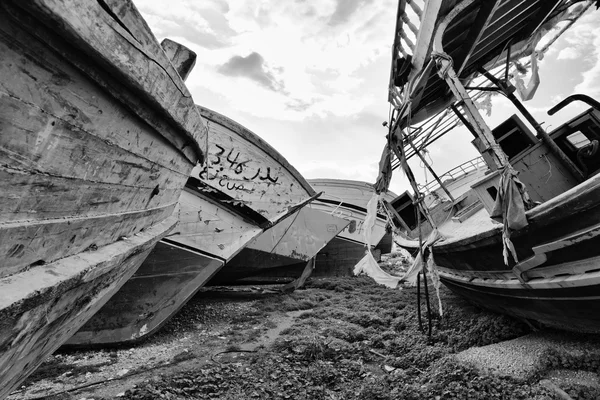 Staré dřevěné rybářské lodě na břeh — Stock fotografie