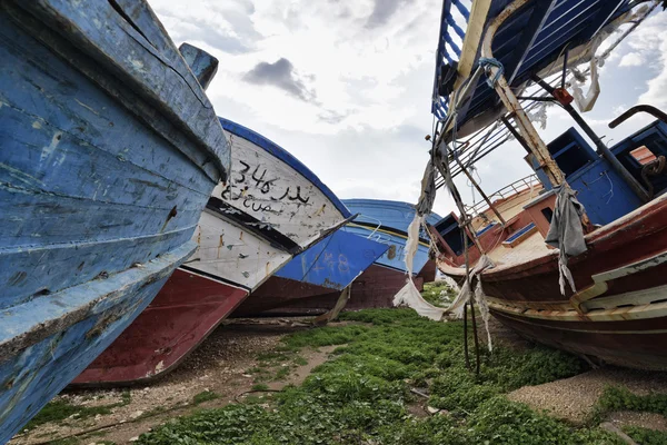 Staré dřevěné rybářské lodě na břeh — Stock fotografie