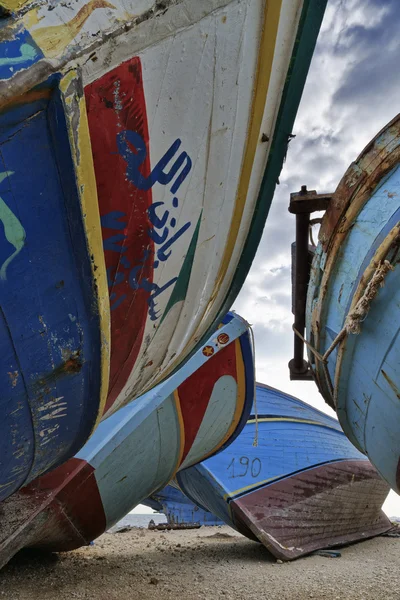 Old wooden fishing boats ashore — Stock Photo, Image