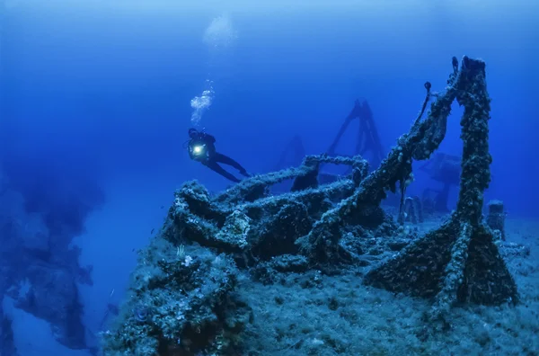 Duiker en een gezonken schip wrak — Stockfoto