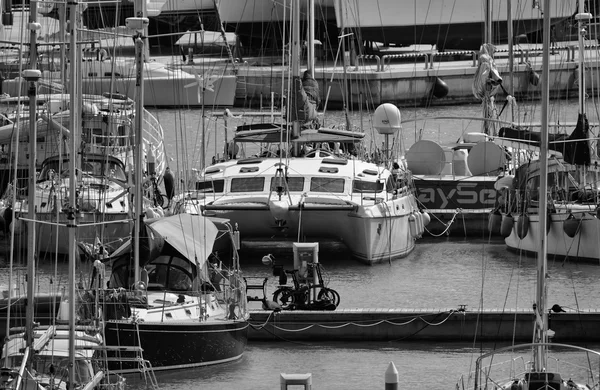 Yachts de luxe dans la marina — Photo