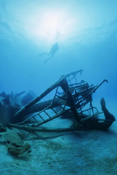 Búvár és egy elsüllyedt hajó roncsa — Stock Fotó