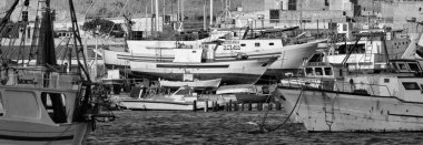 Ahşap balıkçı tekneleri limanda