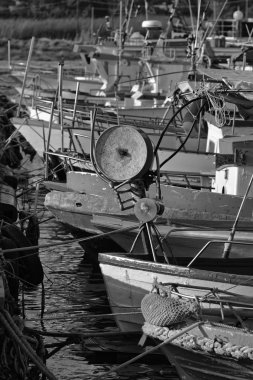 Ahşap balıkçı tekneleri limanda