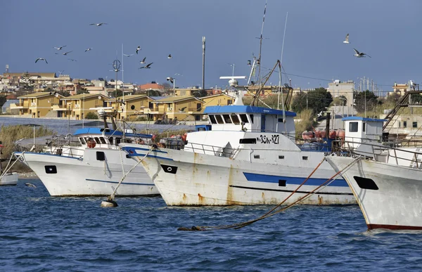 Wooden fishing boats and seagulls in the port — Stock Photo, Image