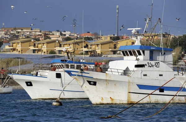 Barche da pesca in legno e gabbiani nel porto — Foto Stock
