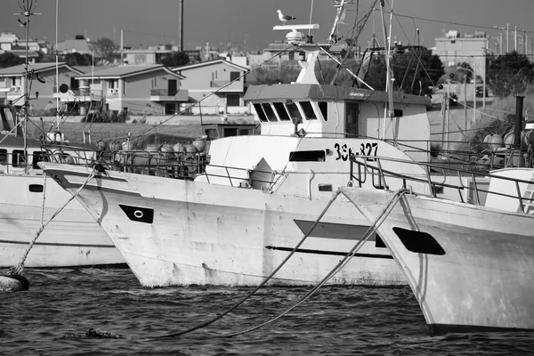 Barche da pesca in legno nel porto — Foto Stock
