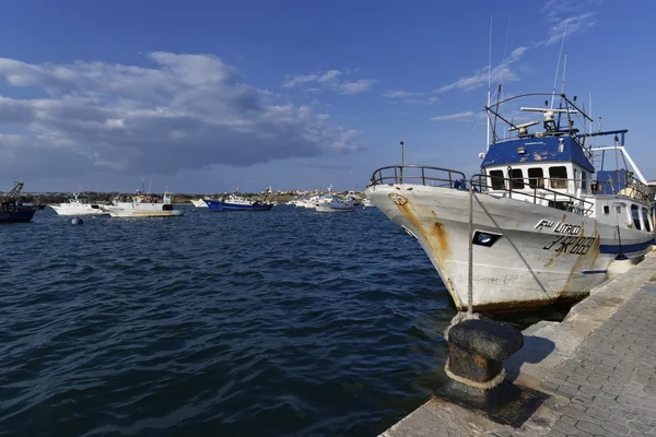 Barche da pesca in legno nel porto — Foto Stock