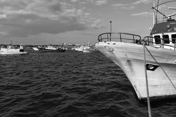Barche da pesca in legno nel porto — Foto Stock