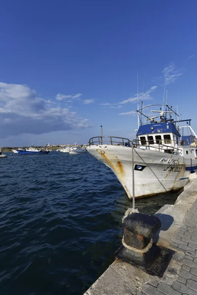 Barche da pesca in legno nel porto — Foto Stock