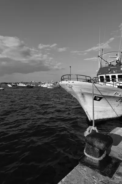 Ξύλινα ψαροκάικα στο λιμάνι — Φωτογραφία Αρχείου