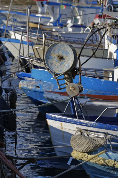 Деревянные рыбацкие лодки в порту — стоковое фото