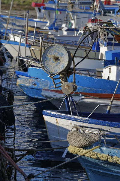 Barcos pesqueros de madera en el puerto — Foto de Stock