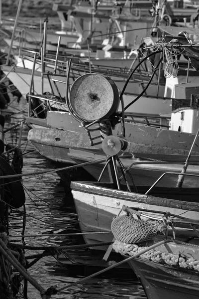 Деревянные рыбацкие лодки в порту — стоковое фото