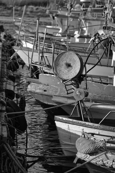 Barche da pesca in legno nel porto — Foto Stock