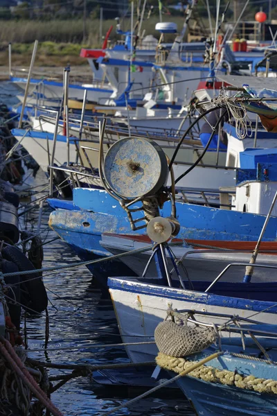 Barcos pesqueros de madera en el puerto — Foto de Stock