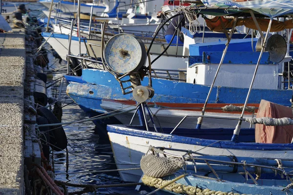 Barcos pesqueros de madera en el puerto — Foto de Stock