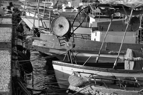 Ahşap balıkçı tekneleri limanda — Stok fotoğraf