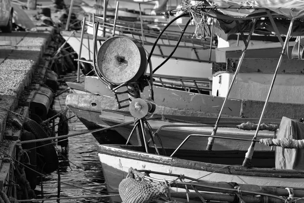 Houten vissersboten in de haven — Stockfoto