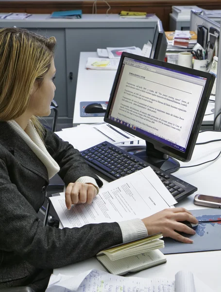 Biznes kobieta pracuje w jej biurze — Zdjęcie stockowe