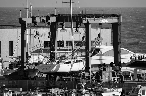 Yacht di lusso in fase di ristrutturazione nella marina — Foto Stock