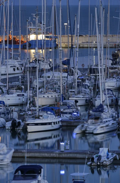 Yates de lujo en la marina — Foto de Stock