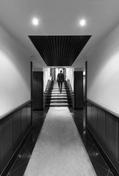 Zakenman wandelen in een corporate gebouw corridor — Stockfoto