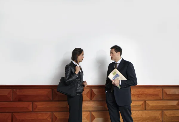 Mensen uit het bedrijfsleven praten in een hoofdkantoor — Stockfoto