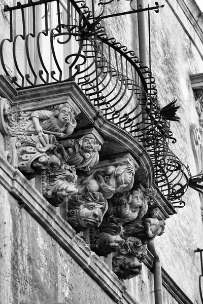 Barock fasaden på Cosentini Palace i Italien — Stockfoto