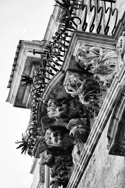 Barokní fasáda paláce Cosentini v Itálii — Stock fotografie