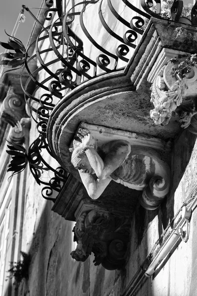 Oryginalny balkon w barokowym pałacu — Zdjęcie stockowe