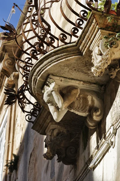 Balcón original en un palacio barroco — Foto de Stock