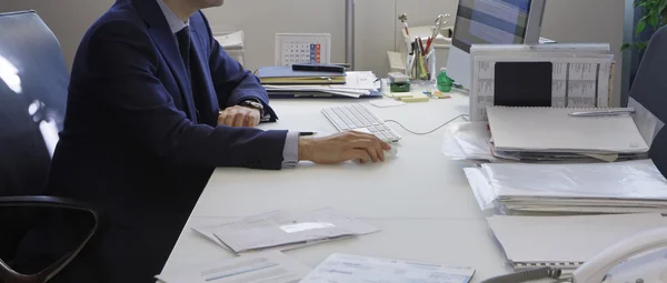 Geschäftsmann arbeitet in seinem Büro — Stockfoto