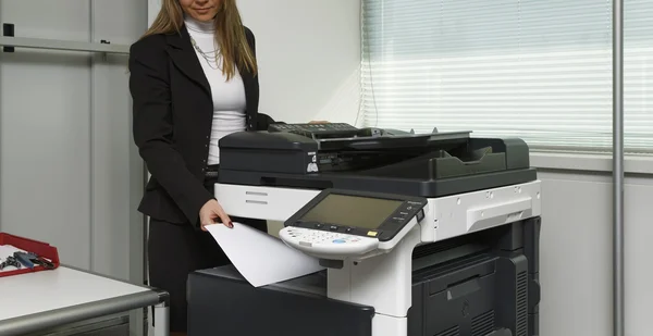 Meisje met behulp van Xerox machine — Stockfoto