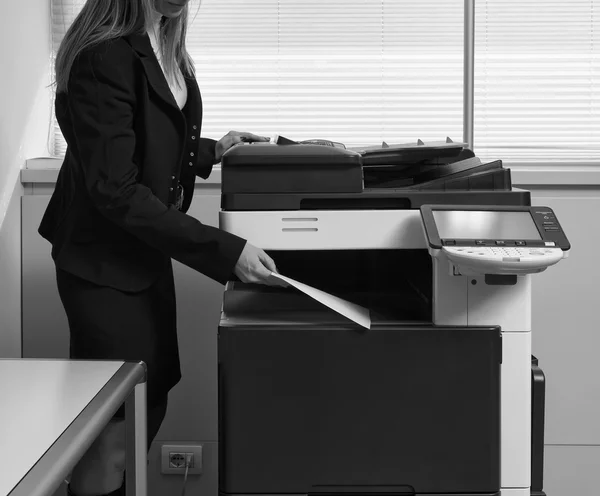 Girl using Xerox machine — Stock Photo, Image