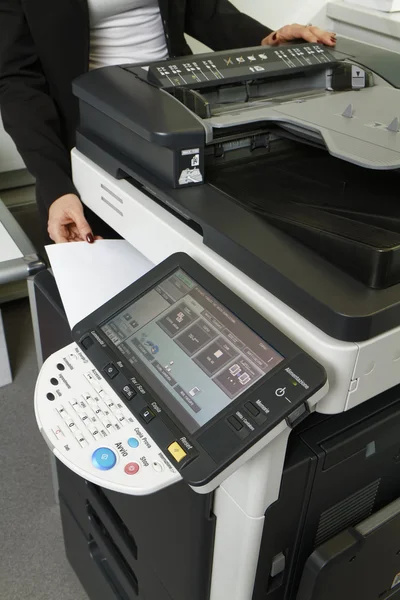 Fotokopi makinası kullanan kız