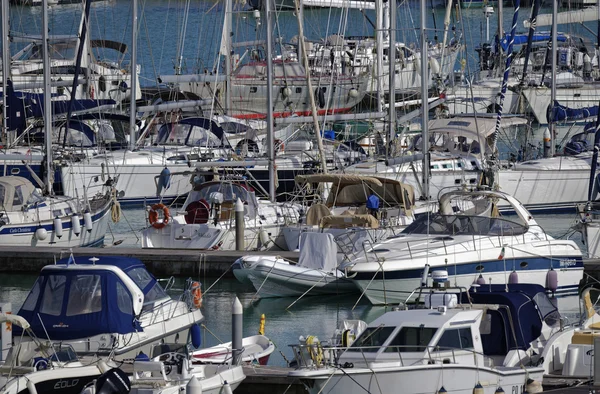 Luxury yachts in the marina — Stock Photo, Image